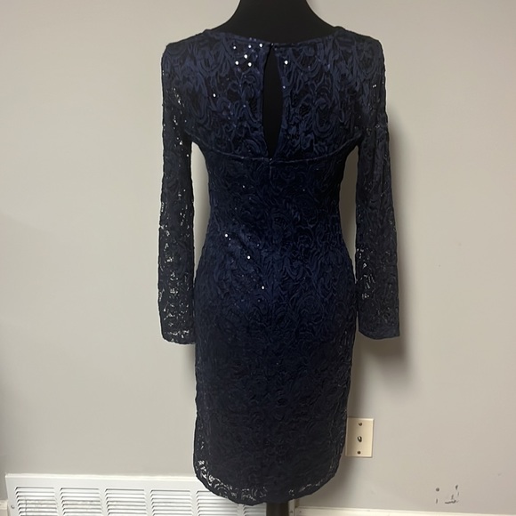 Marina
Sequin Lace Round Neck 3/4 Sleeve Sheath Dress navy size 6 - Picture 4 of 5